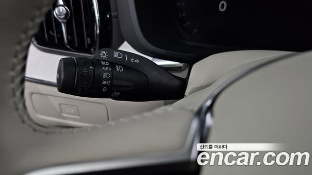Volvo XC60 2025 — ფოტო 18/37