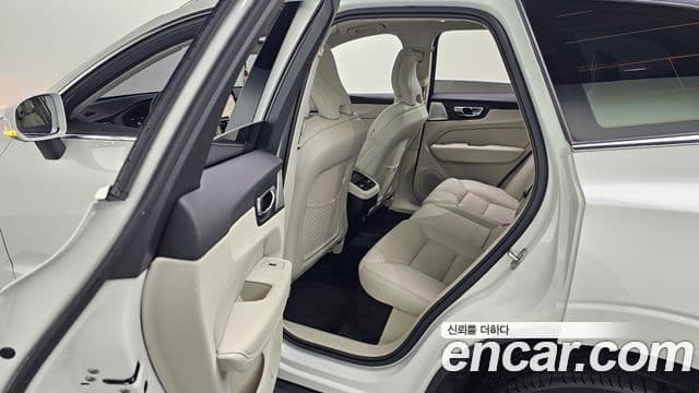 Volvo XC60 2025 — ფოტო 8/37