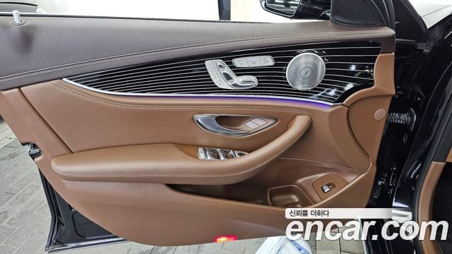 Mercedes-Benz E-Class 2019 — Photo 11/35