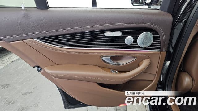 Mercedes-Benz E-Class 2019 — Photo 18/35
