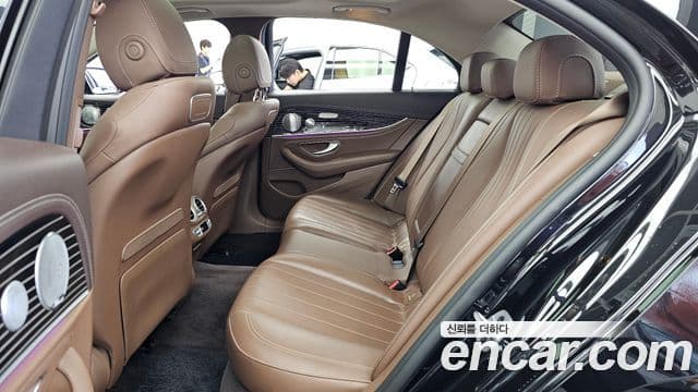 Mercedes-Benz E-Class 2019 — Photo 10/35