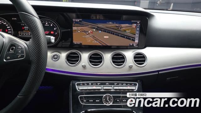 Mercedes-Benz E-Class 2018 — ფოტო 14/20