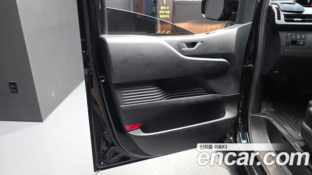Hyundai Staria 2025 — Photo 28/28