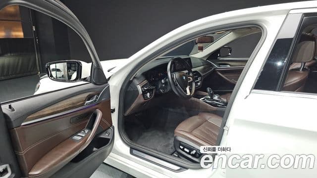 BMW 5 Series 2019 — Фото 10/20