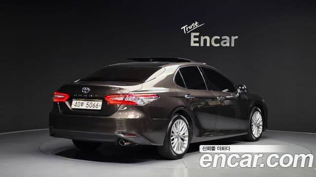 Toyota Camry 2019 — Фото 2/20