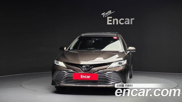 Toyota Camry 2019 — Фото 3/20