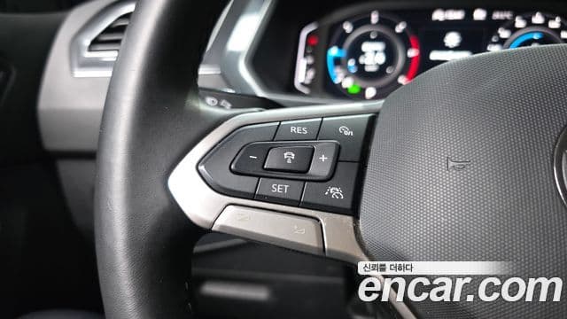 Volkswagen Tiguan 2022 — ფოტო 17/20