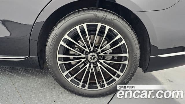 Mercedes-Benz S-Class 2025 — Photo 33/33