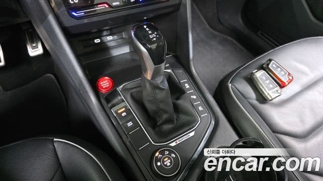 Volkswagen Tiguan 2022 — ფოტო 9/20