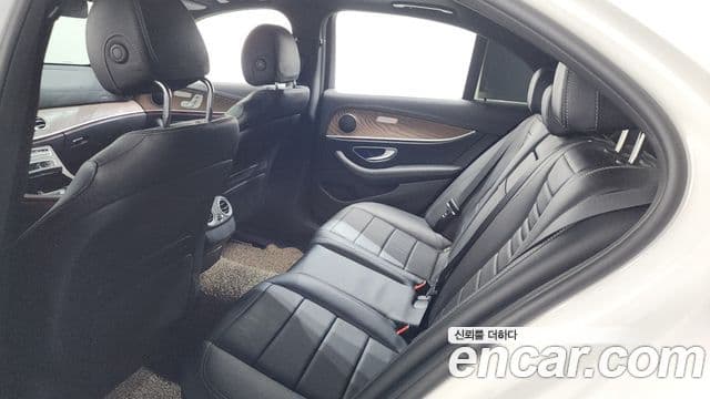 Mercedes-Benz E-Class 2023 — Şəkil 19/20