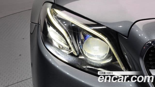 Mercedes-Benz E-Class 2018 — Photo 15/32