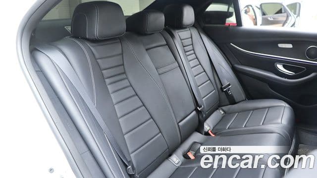 Mercedes-Benz E-Class 2021 — ფოტო 13/20