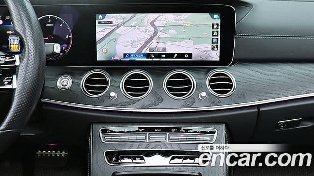 Mercedes-Benz E-Class 2021 — ფოტო 17/20