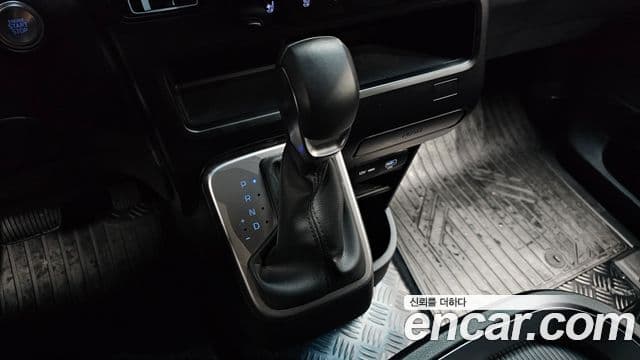 Hyundai Staria 2024 — фото 9 из 20
