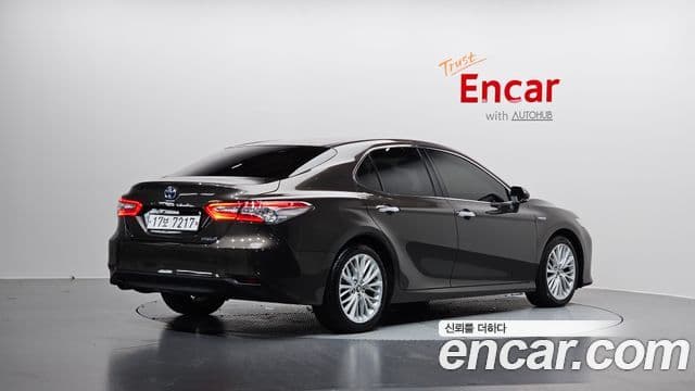 Toyota Camry 2018 — ფოტო 10/32