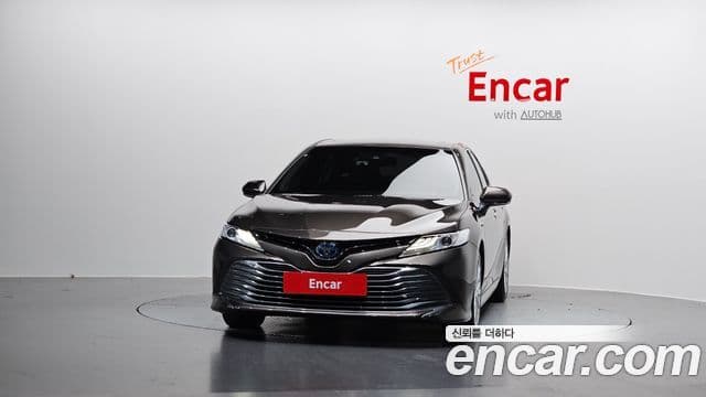 Toyota Camry 2018 — ფოტო 1/32