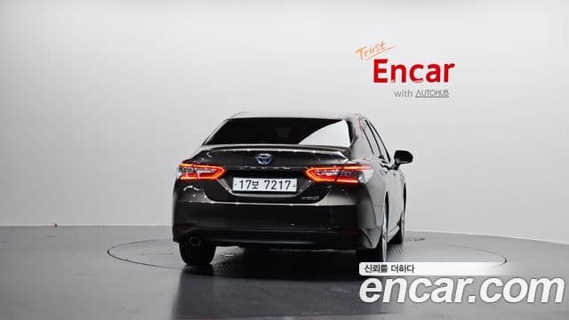 Toyota Camry 2018 — ფოტო 30/32