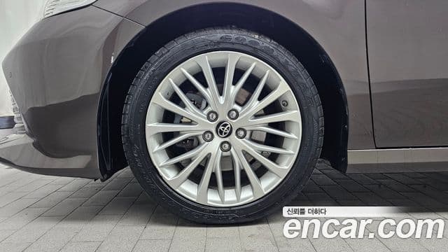 Toyota Camry 2018 — ფოტო 25/32