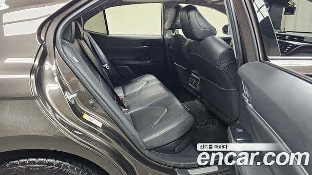 Toyota Camry 2018 — ფოტო 8/32