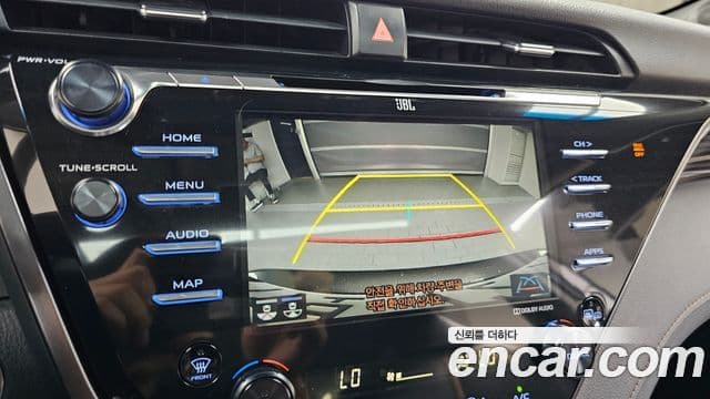 Toyota Camry 2018 — ფოტო 26/32