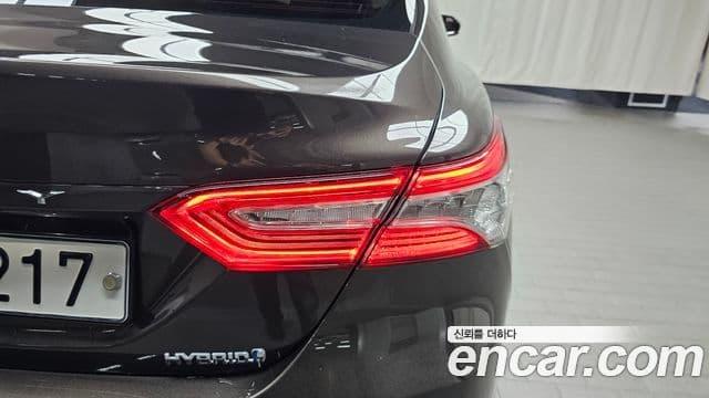 Toyota Camry 2018 — ფოტო 15/32