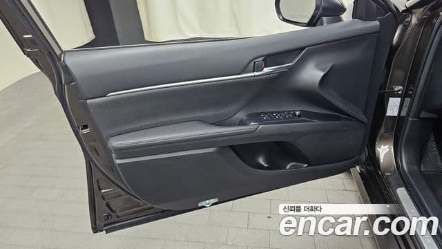 Toyota Camry 2018 — ფოტო 28/32