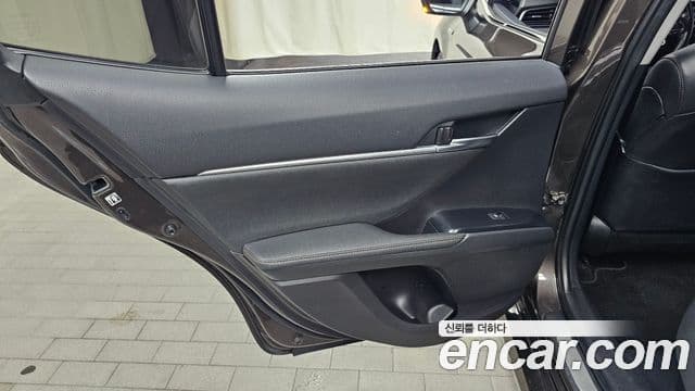 Toyota Camry 2018 — ფოტო 16/32