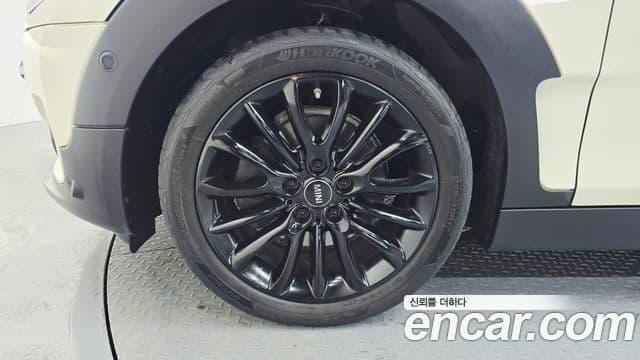 Mini Cooper Clubman 2019 — Фото 4/20