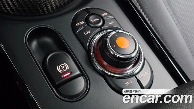 Mini Cooper Clubman 2019 — Фото 19/20