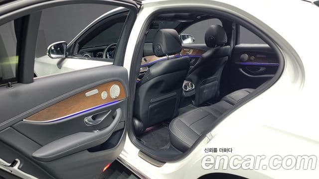 Mercedes-Benz E-Class 2023 — Şəkil 18/20