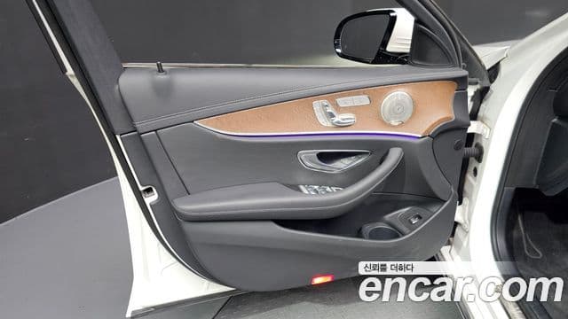 Mercedes-Benz E-Class 2023 — Şəkil 17/28