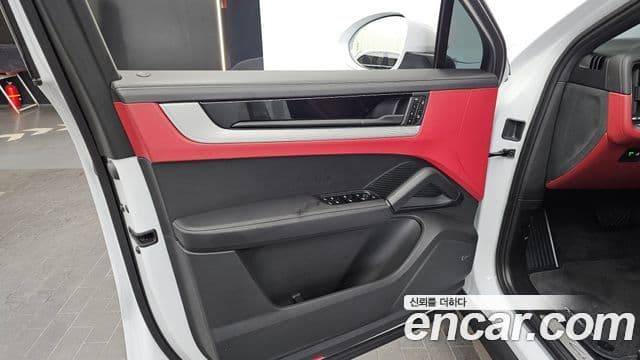 Porsche Cayenne 2023 — Photo 17/30