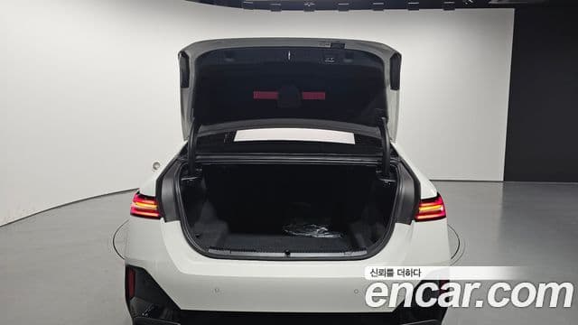 BMW 5 Series 2025 — Photo 27/34