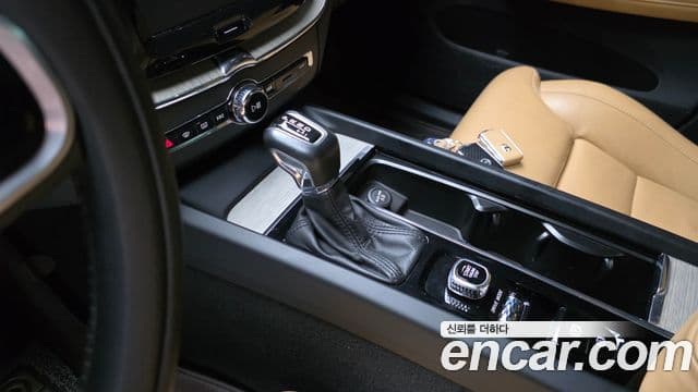 Volvo XC60 2019 — ფოტო 9/20