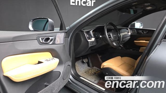 Volvo XC60 2019 — ფოტო 10/20
