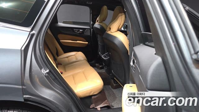 Volvo XC60 2019 — ფოტო 12/20