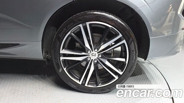 Volvo XC60 2019 — Photo 11/37