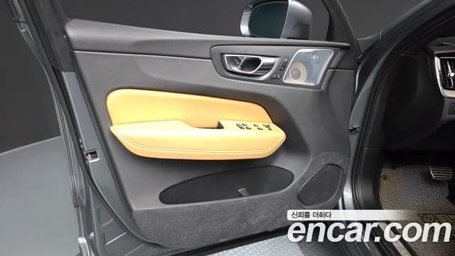 Volvo XC60 2019 — Photo 12/37