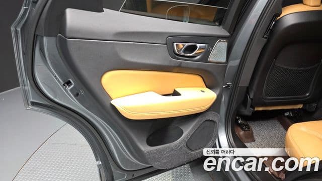 Volvo XC60 2019 — Photo 13/37