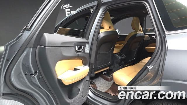 Volvo XC60 2019 — Photo 14/37