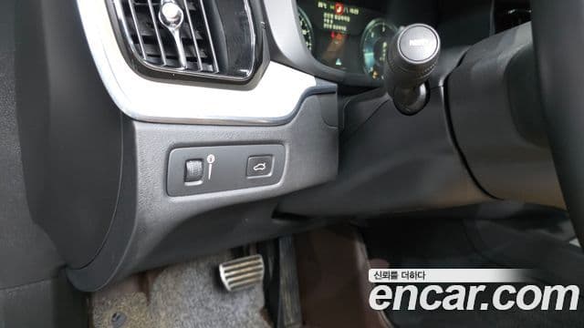 Volvo XC60 2019 — Photo 28/37