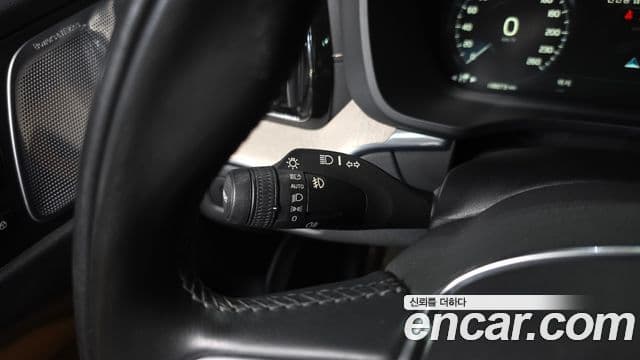 Volvo XC60 2019 — Photo 5/37