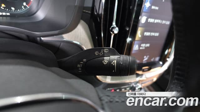 Volvo XC60 2019 — Photo 18/37