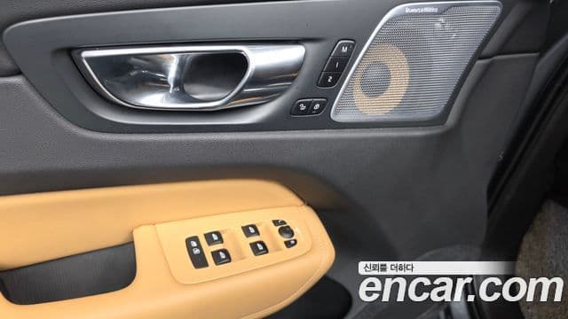 Volvo XC60 2019 — Photo 9/37