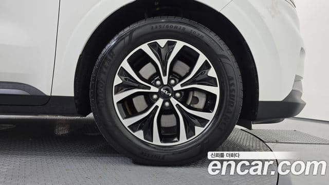 Kia Carnival 2022 — ფოტო 17/37