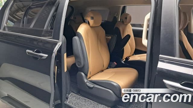 Kia Carnival 2022 — фото 11 из 20