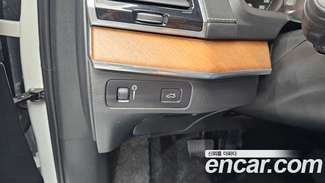 Volvo XC90 2019 — ფოტო 16/20