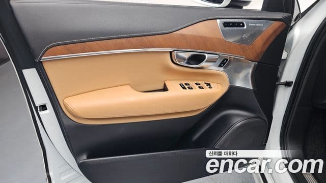 Volvo XC90 2019 — Photo 14/30