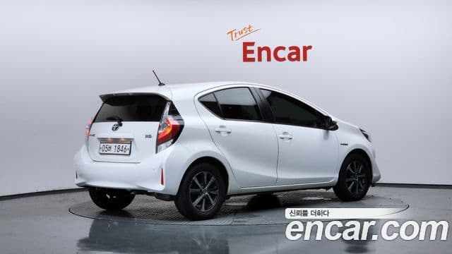Toyota Prius C 2018 — Şəkil 20/33