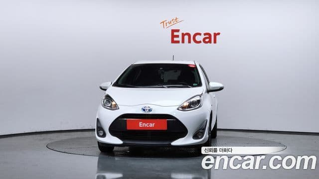 Toyota Prius C 2018 — Şəkil 8/33